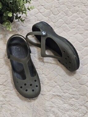 CROCS Green Carlie T-Strap Mary Jane Clogs, Size 7